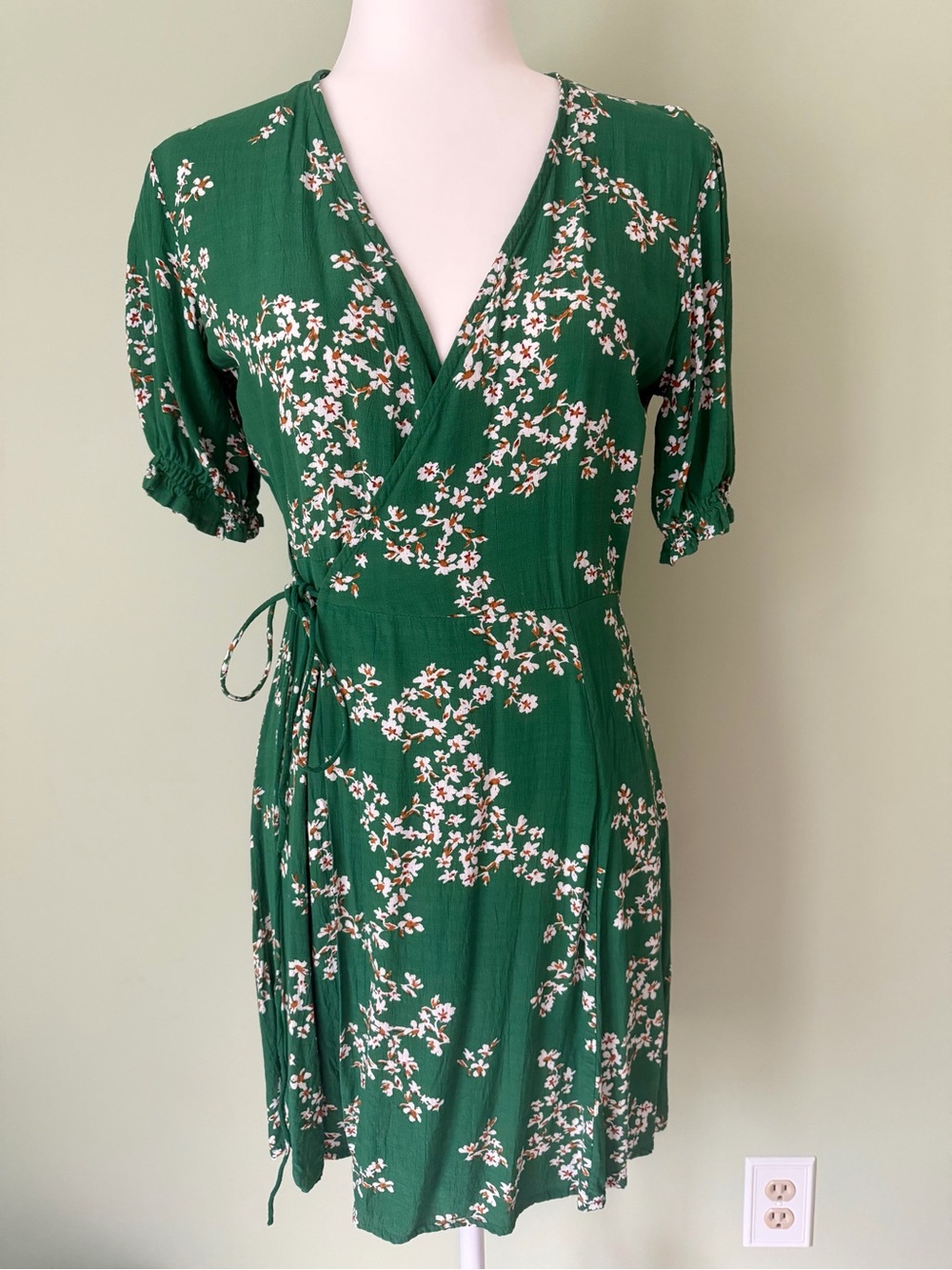 Faithfull the Brand Dress Green Floral Wrap Short Cap Sleeve Size 8